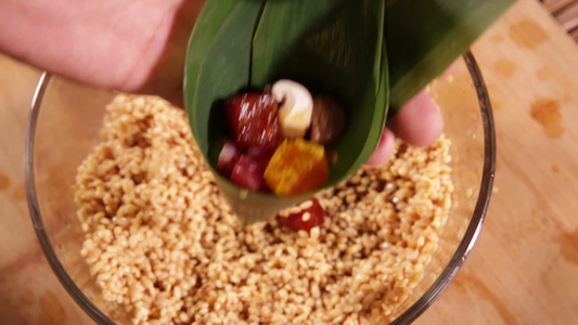 传统包粽子手法视频
