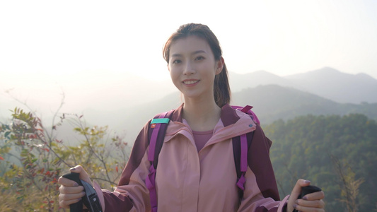 女生登山者爬山微笑笑容形象视频