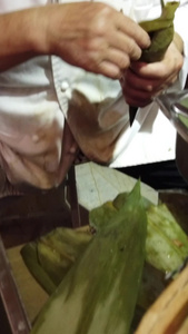 老婆婆包粽子粽子叶子视频