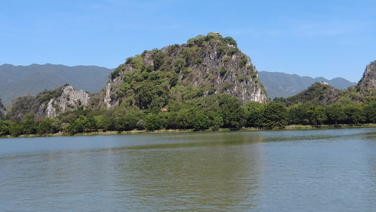 实拍湖面山川七星山风景视频