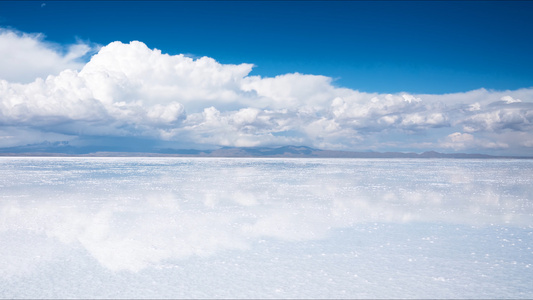 8K湖泊天空之境蓝天白云延时视频