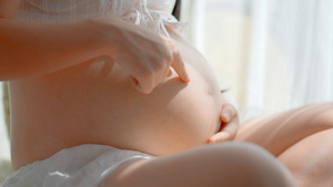 4K实拍孕妇与婴儿互动胎教视频素材34秒视频