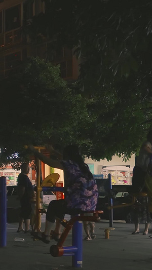 城市夜景夏季人们外出乘凉水果摊31秒视频