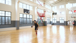 室内篮球场男生投篮抓框9秒视频