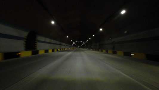 开车行驶在隧道中开车第一视角视频