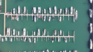 青岛海边的游艇航拍4K视频34秒视频