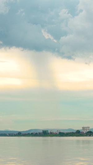湄公河对岸老挝首都万象延时蓝天白云15秒视频