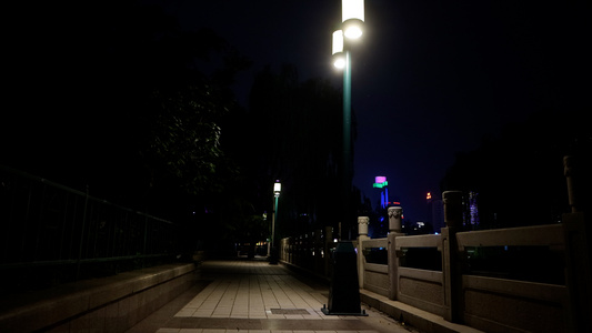 城市人行街道夜景小路上的路灯夜灯视频