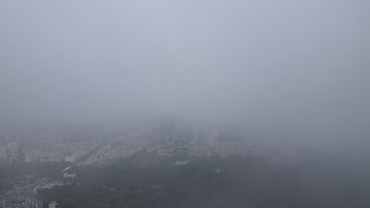 云雾中的城市视频