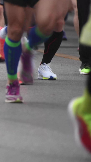 马拉松运动员下本身特写镜头多人的27秒视频