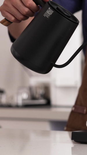 咖啡师使用滤纸冲泡咖啡做咖啡20秒视频