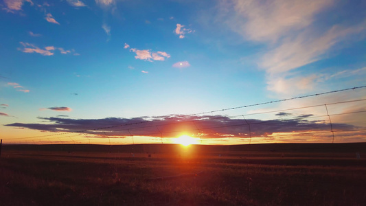 4k60帧延时拍摄鄂尔多斯草原地平线上日落的景象视频