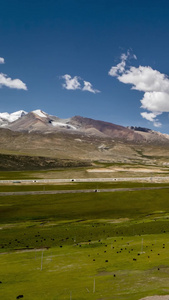 延时西藏317国道平原与雪山晴空素材蓝天白云视频