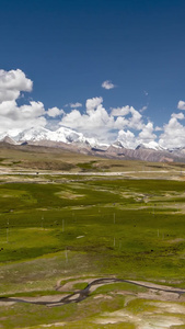 延时西藏317国道平原与雪山晴空素材蓝天白云视频