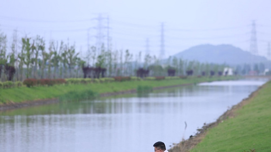 河边垂钓的人视频