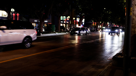 城市夜晚街道马路上的车流视频