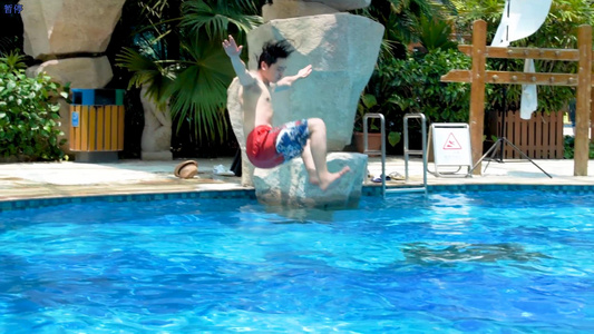 男生玩水跳到游泳池里升格视频视频