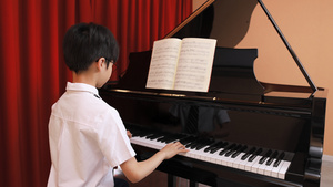 男孩练习钢琴11秒视频