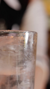 调酒师搅拌冰块玻璃杯视频