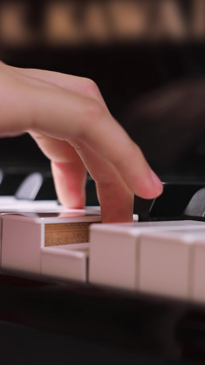 弹钢琴手部细节特写素质教育15秒视频
