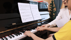 音乐家教指导男孩弹奏钢琴15秒视频