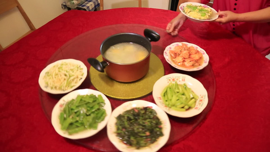 家常菜被端上餐桌视频