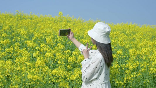 4k赏花油菜花美女背影视频