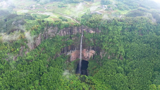 四川乐山硝洞岩彩虹瀑布视频