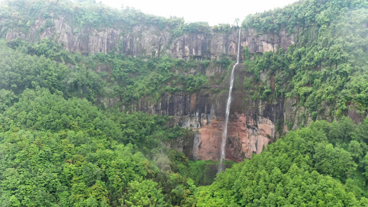 四川乐山硝洞岩彩虹瀑布视频