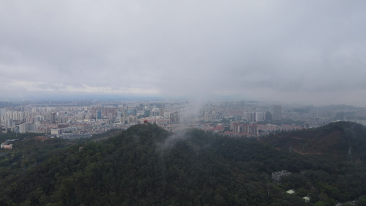 云雾缭绕的山地视频