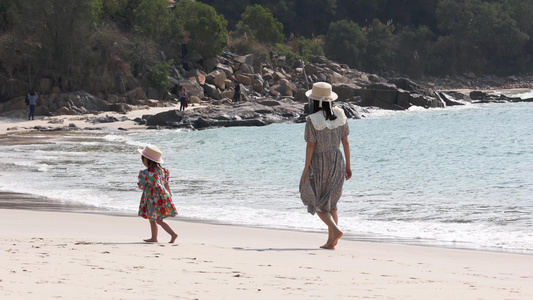母亲节快乐的母亲和女子在海边散步视频