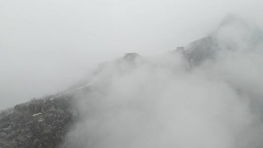 震撼中国长城雪景云海缭绕古老险峻的明长城视频