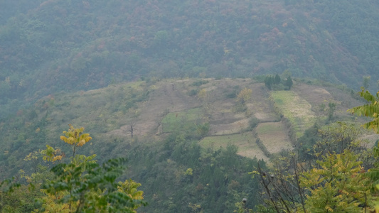 秋天山谷中的山村 视频