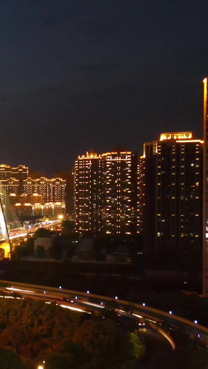 航拍风光城市夜景立体交通道路夜景川流不息的车流城市堵车素材武汉城市32秒视频