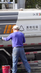 城市街头清洗车辆的人素材垃圾车视频