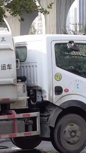 城市街头清洗车辆的人素材垃圾车32秒视频