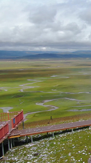 藏民向撒纸风马旗祈福航拍视频藏传佛教58秒视频