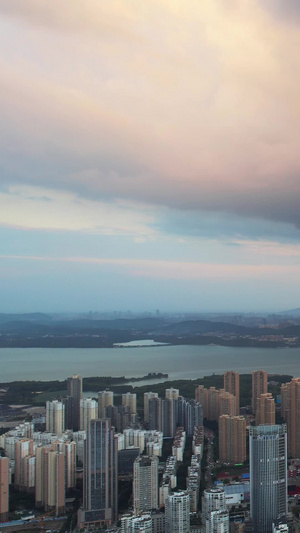 航拍城市天际线天空自然风光暴雨来临前雨幡气象素材天空素材52秒视频