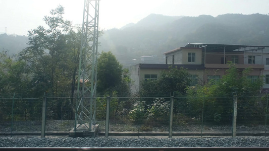 火车上拍摄秋天秦岭山中的城镇视频