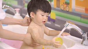 为婴儿洗澡17秒视频