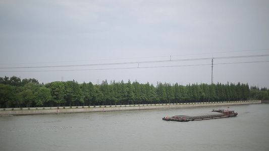 城市郊区河流货船视频