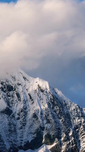 川西藏区雪山主峰云层流动延时视频素材12秒视频