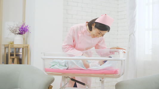 4k居家坐月子看护妇护士照顾在婴儿车里的婴儿视频