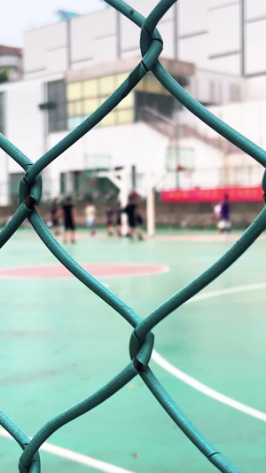 实拍校园篮球场学生娱乐打篮球学生篮球17秒视频