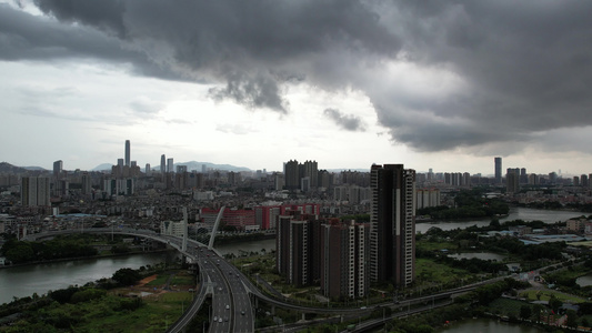 航拍乌云密布暴雨将至的城市视频