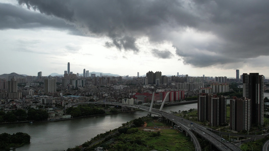 航拍乌云密布暴雨将至的城市视频