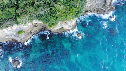 长滩岛海岸礁石边视频