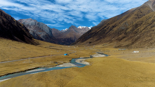 西藏布加雪山穹雄沟草原湿地河流航拍4K视频