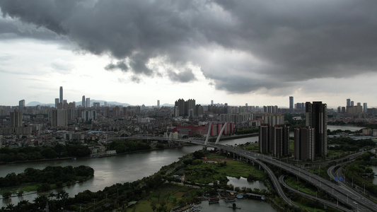 航拍乌云密布暴雨将至的城市视频