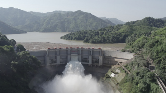 航拍湖南欧阳海水库大坝开闸泄洪视频